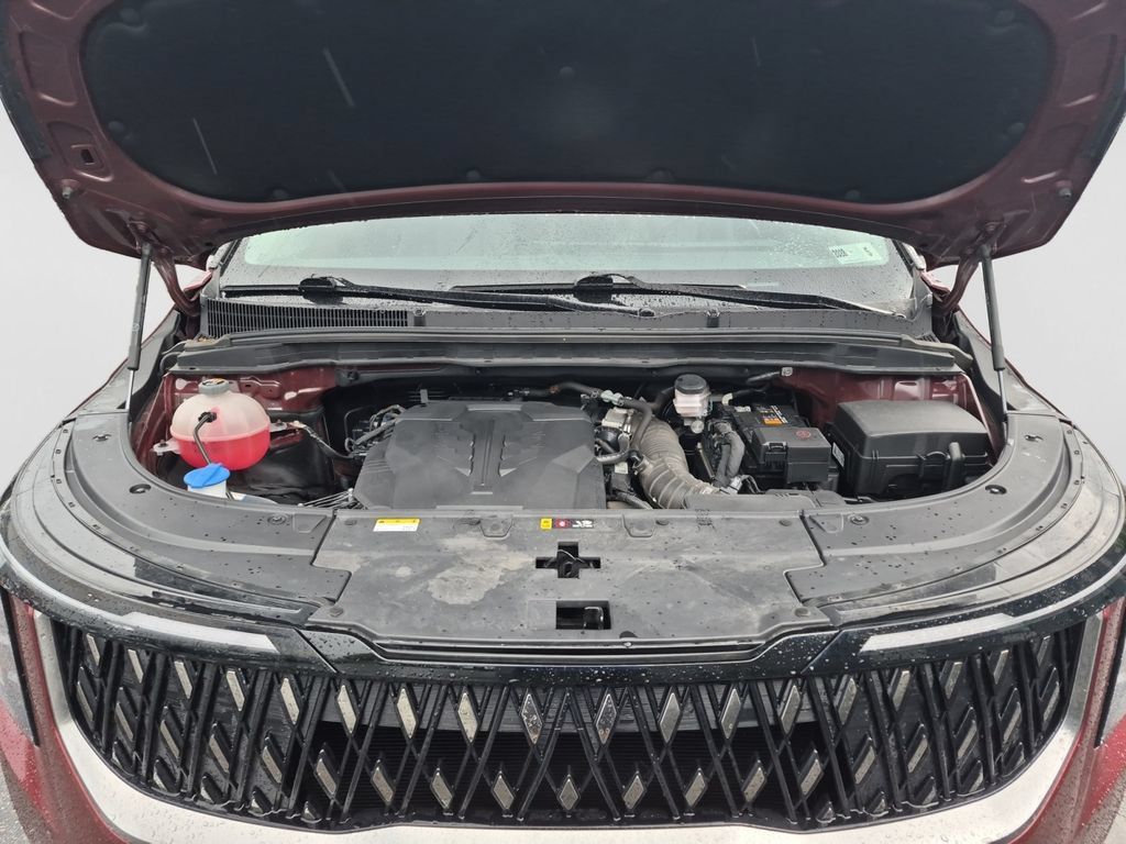 Used 2025 Kia Carnival FWD image 32