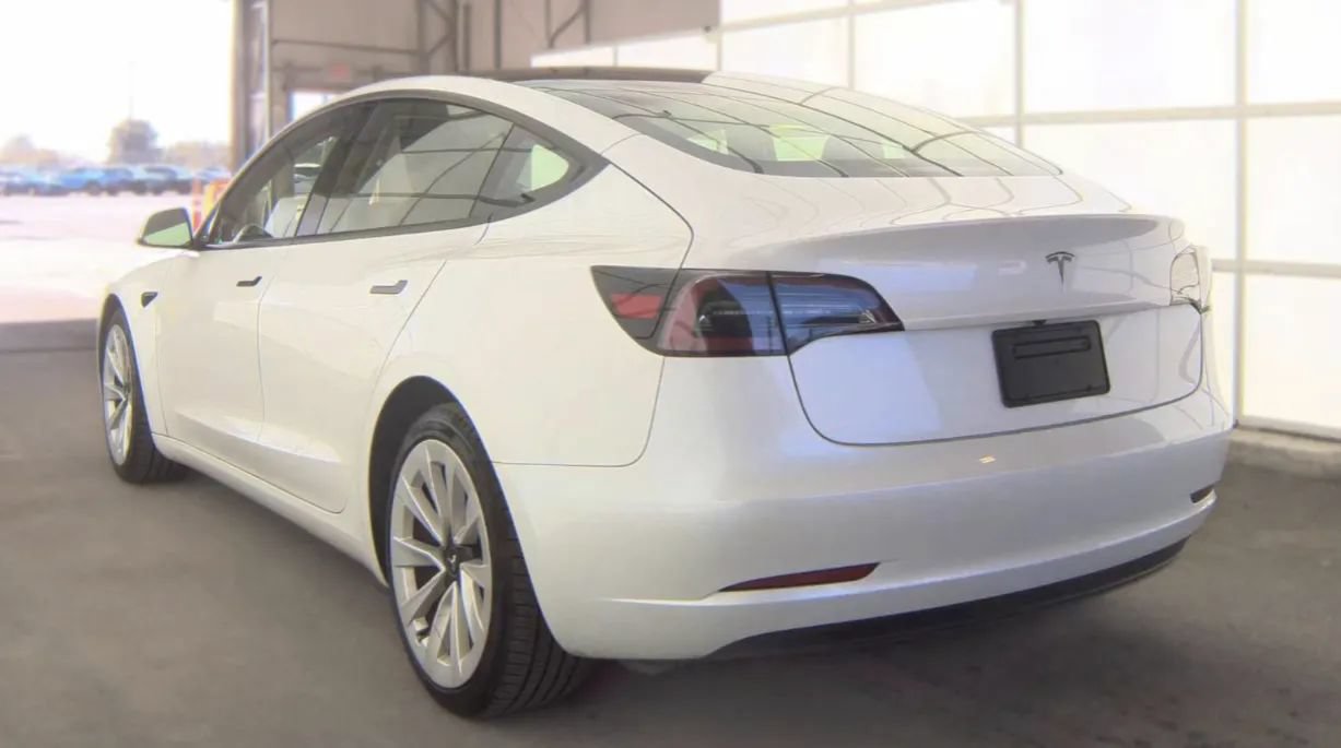 Used 2023 Tesla Model 3 Standard Range RWD image 3