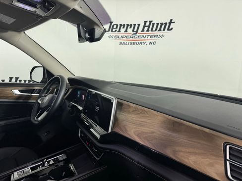 Used 2024 Volkswagen Atlas SE image 32