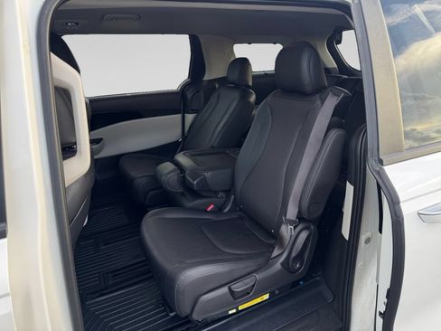 Used 2024 Kia Carnival EX FWD image 23