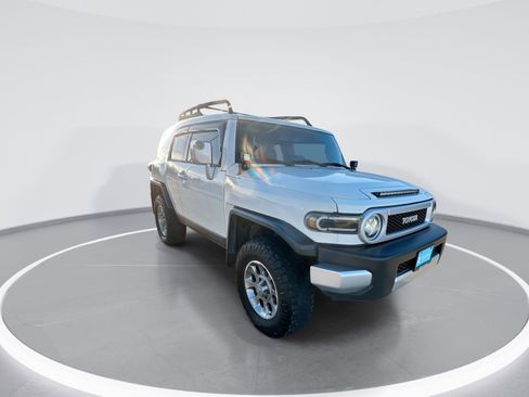 Used 2011 Toyota FJ Cruiser 4WD w/ Upgrade Pkg image 2