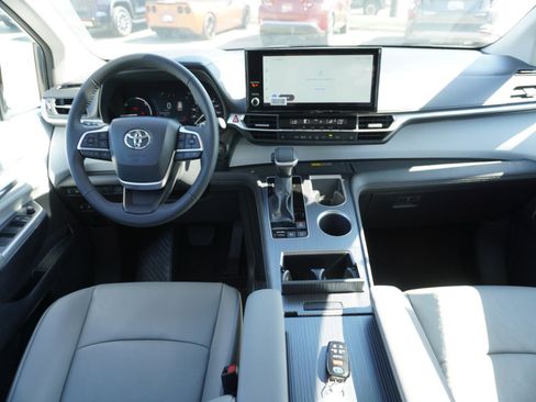 Used 2025 Toyota Sienna XLE image 2