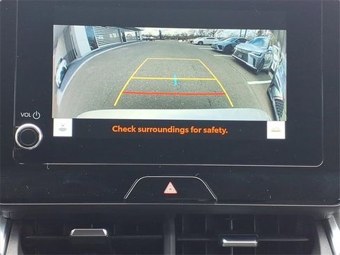 Used 2023 Toyota Venza LE image 13