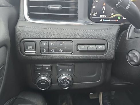 Used 2023 GMC Yukon XL Denali AWD/4WD image 26