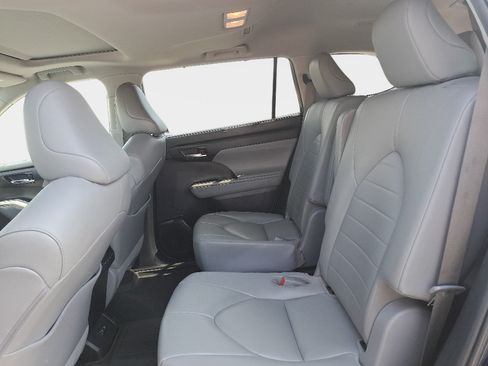 Used 2020 Toyota Highlander XLE AWD/4WD image 16