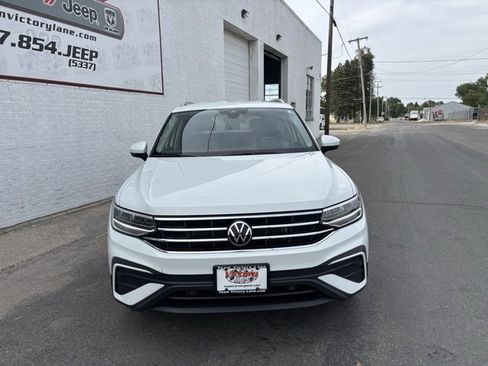 Used 2024 Volkswagen Tiguan SE image 2