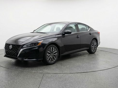 Used 2025 Nissan Altima 2.5 SV image 3