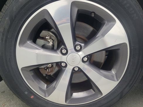 Used 2019 Jeep Cherokee Limited w/ Technology Group image 31