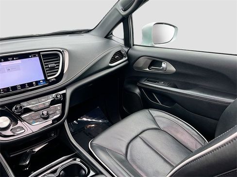 Used 2022 Chrysler Pacifica Limited w/ Uconnect Theater Family Group image 25