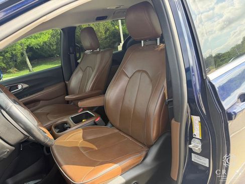 Used 2017 Chrysler Pacifica Limited FWD image 11