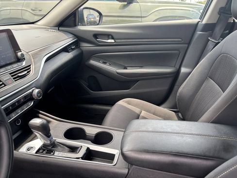 Used 2025 Nissan Altima 2.5 SV FWD image 41