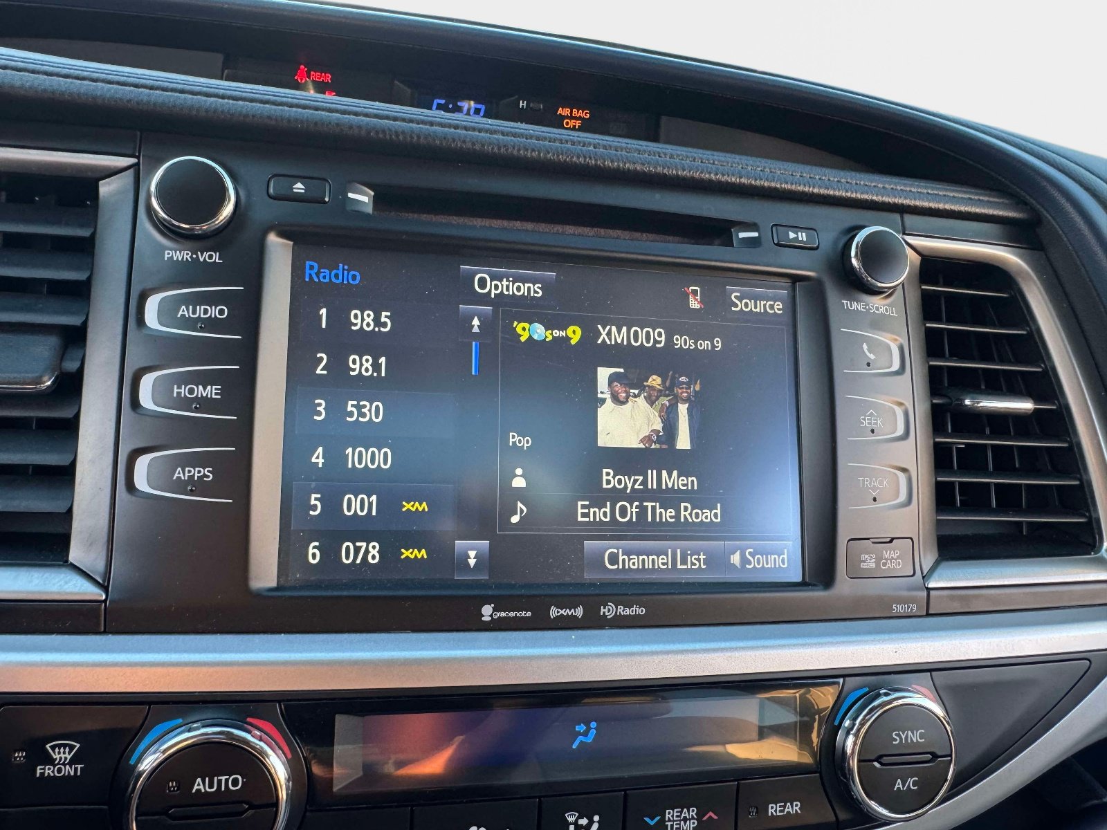 Used 2018 Toyota Highlander XLE AWD/4WD image 32