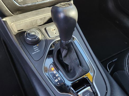 Used 2021 Jeep Cherokee Latitude Plus image 22