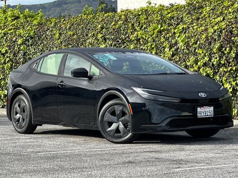 Used 2025 Toyota Prius LE image 2