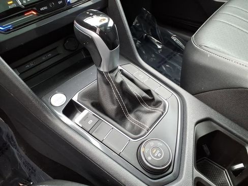 Used 2022 Volkswagen Tiguan SE w/ Panoramic Sunroof Package image 15