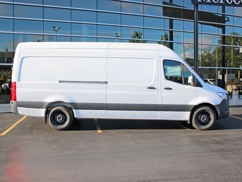 Used 2025 Mercedes-Benz Sprinter 2500 image 2