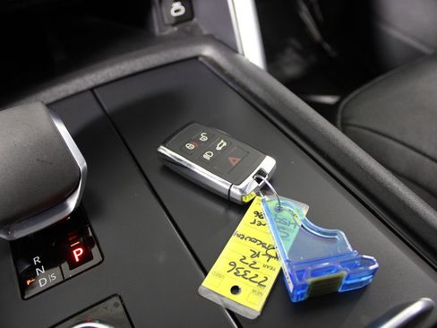 Used 2022 Land Rover Discovery S R-Dynamic image 24