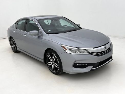 Used 2017 Honda Accord Touring image 6