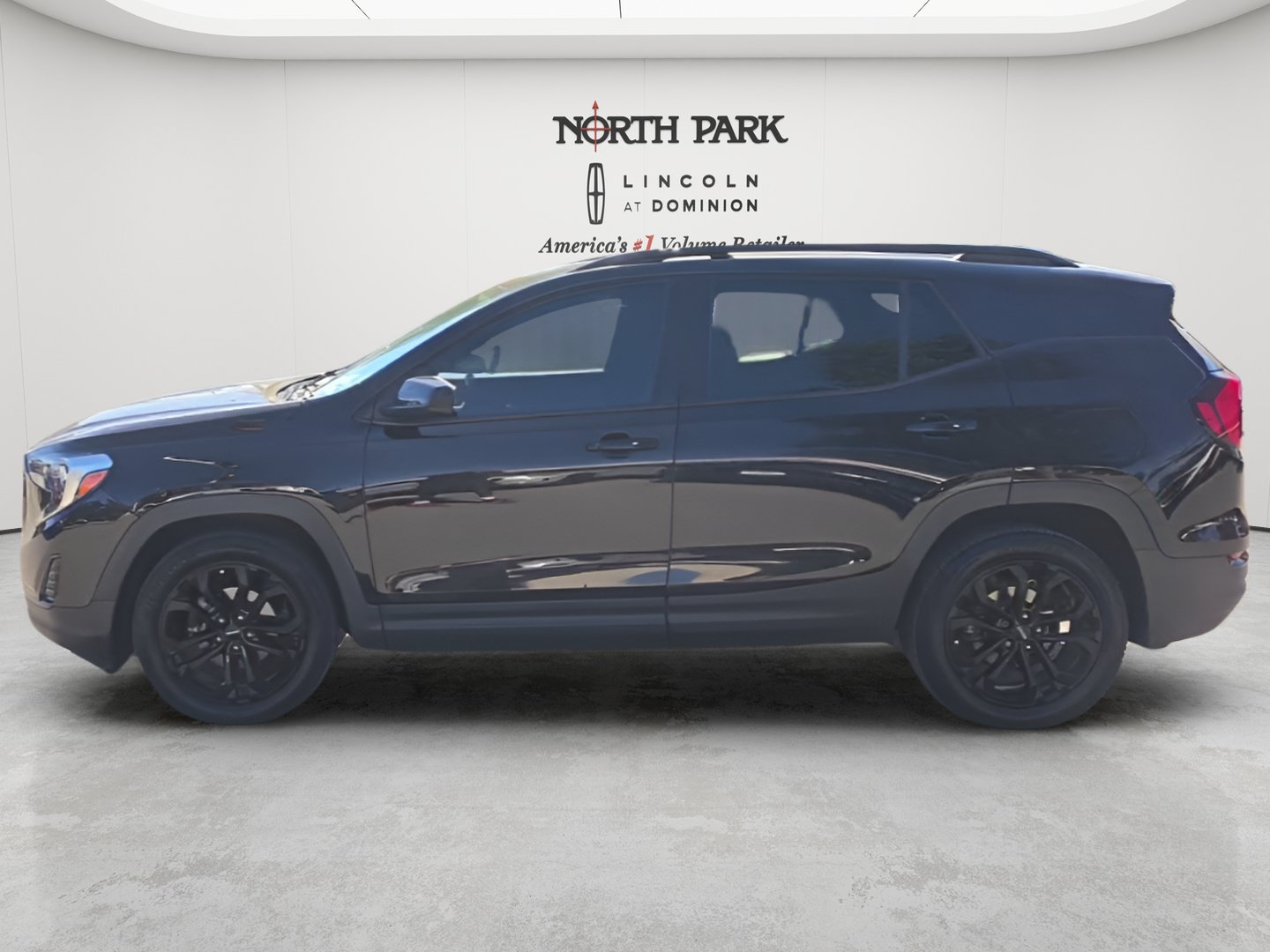 Used 2020 GMC Terrain SLE w/ Elevation Edition FWD image 2
