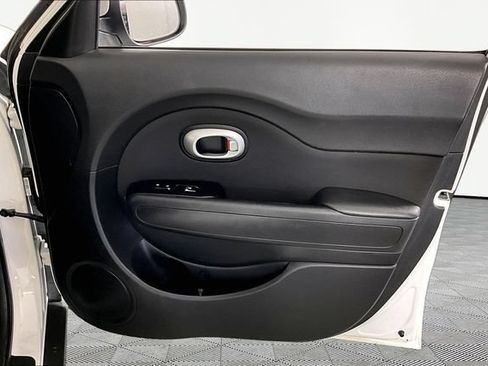 Used 2018 Kia Soul + FWD image 25