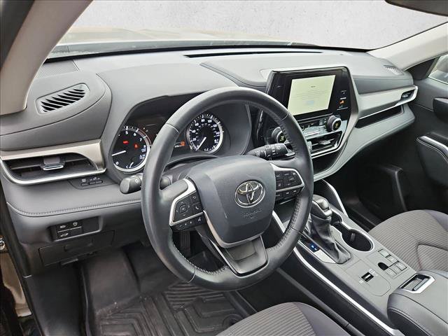 Used 2025 Toyota Highlander LE FWD image 10