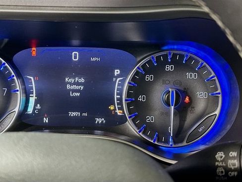 Used 2023 Chrysler Pacifica Touring-L FWD image 14