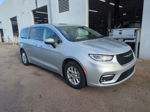 Used 2023 Chrysler Pacifica Touring-L image 2