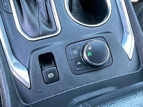 Used 2022 Chevrolet Traverse LT FWD image 16