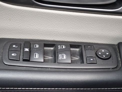 Used 2023 Chrysler Pacifica Touring-L image 38