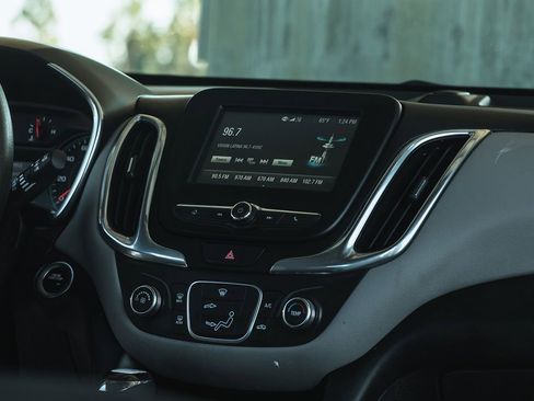 Used 2018 Chevrolet Equinox LS image 18