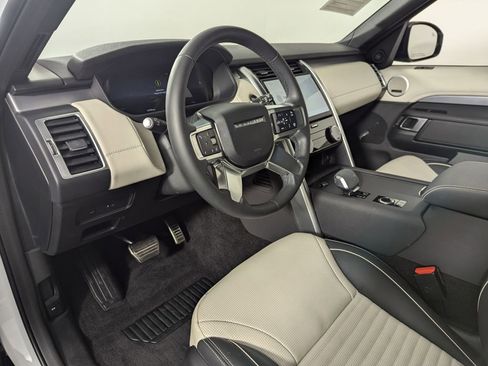 Used 2024 Land Rover Discovery Dynamic SE image 34