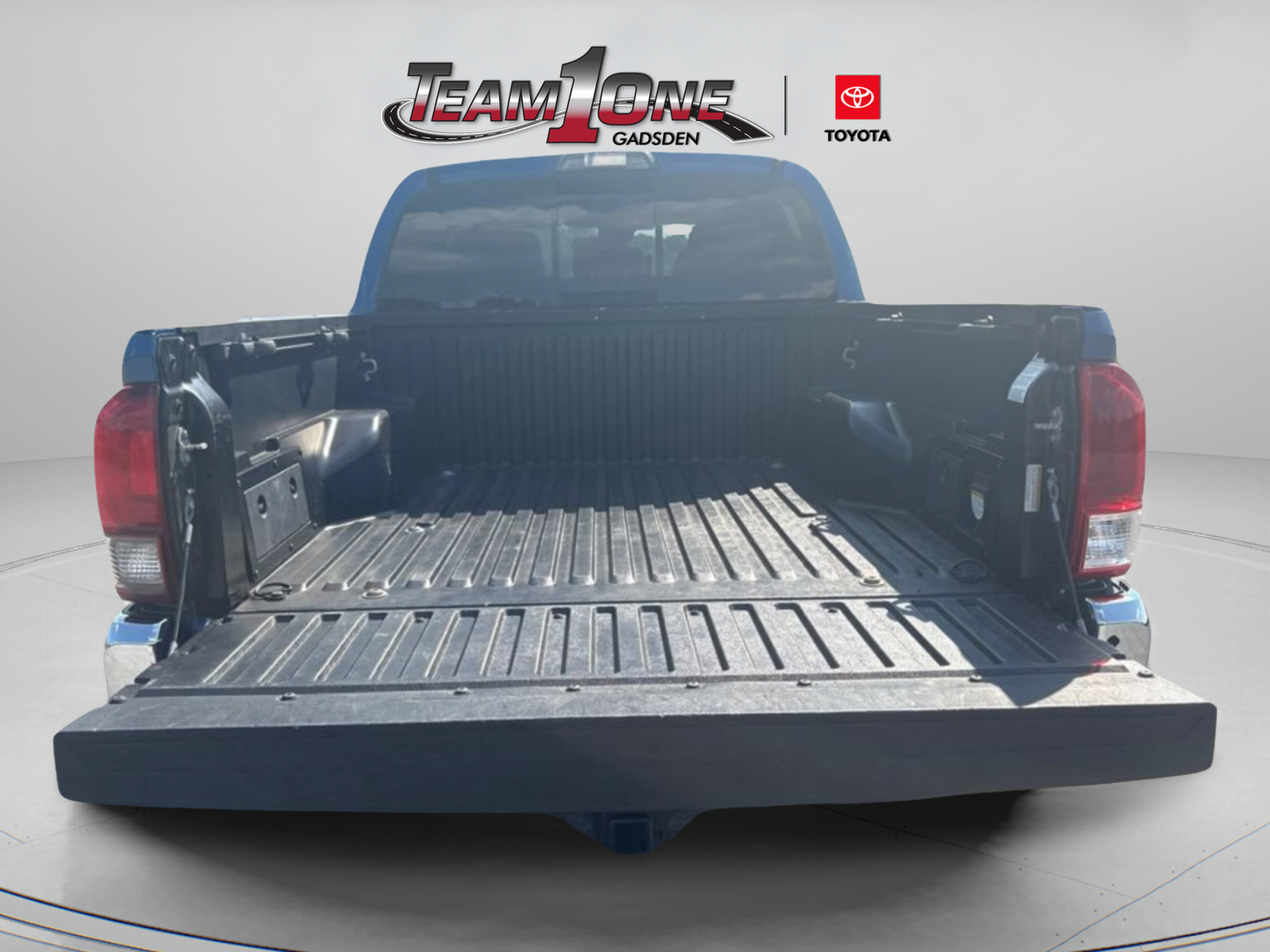 Used 2018 Toyota Tacoma TRD Off-Road AWD/4WD image 9