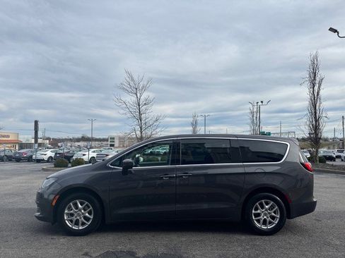 Used 2023 Chrysler Voyager LX image 13