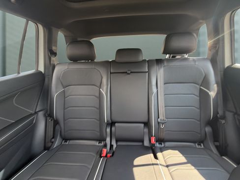 Used 2022 Volkswagen Tiguan SEL R-Line AWD/4WD image 36