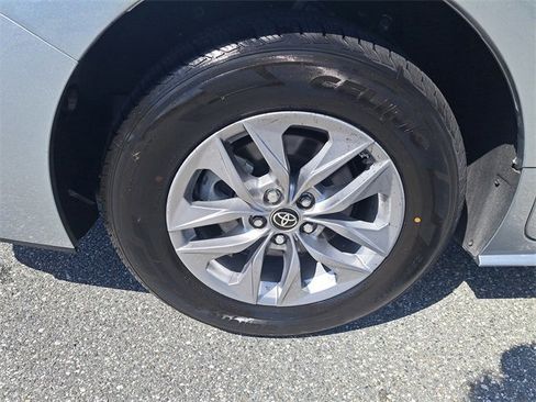 Used 2024 Toyota Sienna XLE image 5