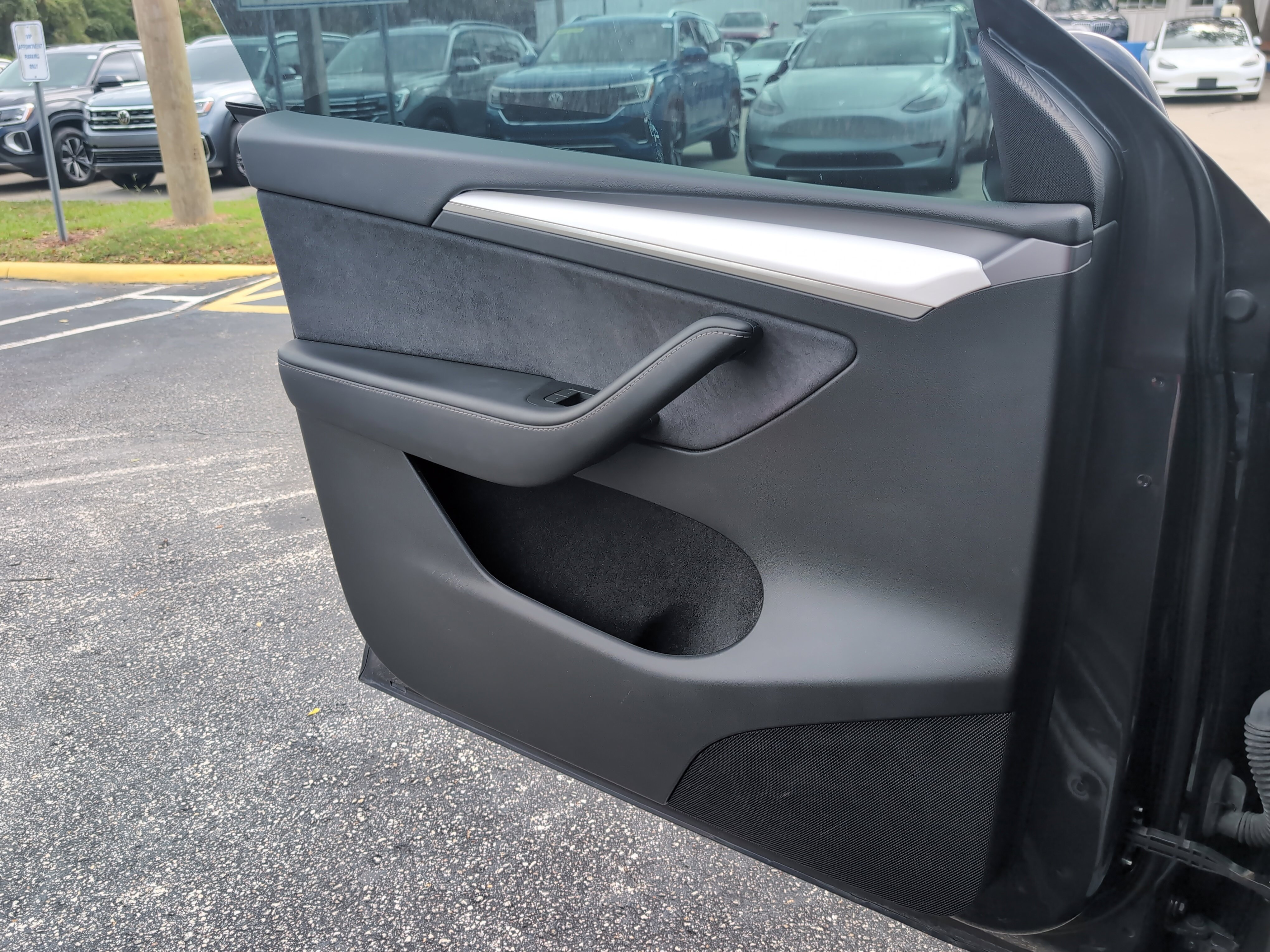 Used 2024 Tesla Model Y Long Range RWD image 19