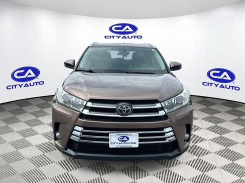 Used 2018 Toyota Highlander Limited FWD image 11