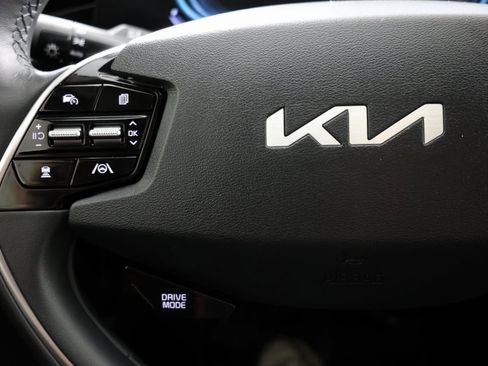 Used 2024 Kia Niro EX image 27