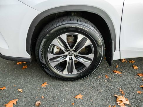 Certified 2023 Toyota Highlander XLE image 13