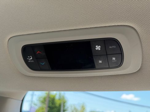 Used 2023 Chrysler Pacifica Touring-L FWD image 33