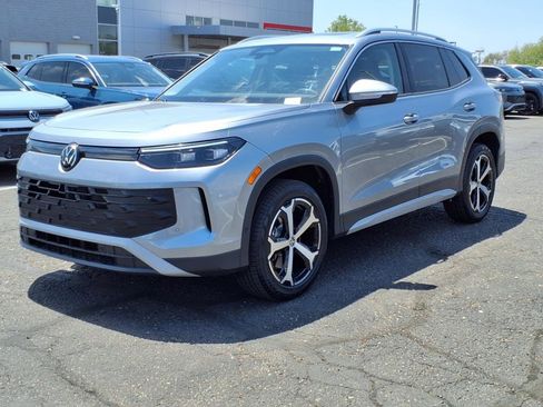 New 2025 Volkswagen Tiguan SE image 3