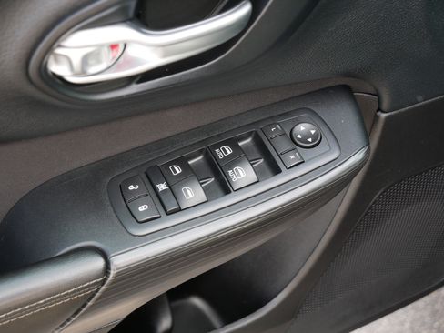 Used 2015 Jeep Cherokee Latitude w/ Cold Weather Group AWD/4WD image 19