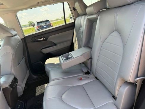 Used 2022 Toyota Highlander XLE AWD/4WD image 29