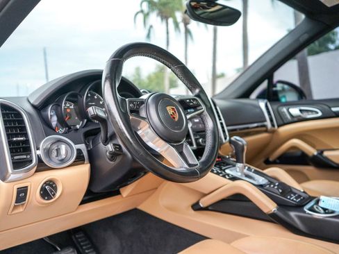 Used 2018 Porsche Cayenne Platinum Edition w/ Premium Package AWD/4WD image 12