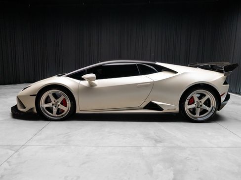 Used 2021 Lamborghini Huracan EVO RWD image 11