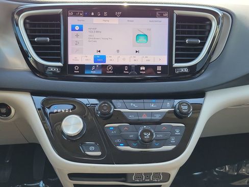 Used 2024 Chrysler Pacifica Touring-L image 18