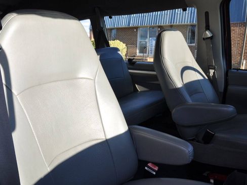 Used 2005 Ford E-350 and Econoline 350 XL RWD image 31