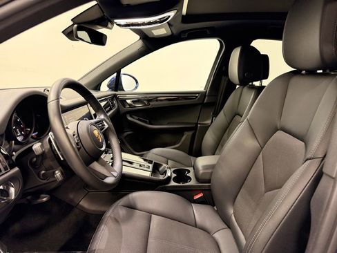 Used 2022 Porsche Macan w/ Premium Package image 12