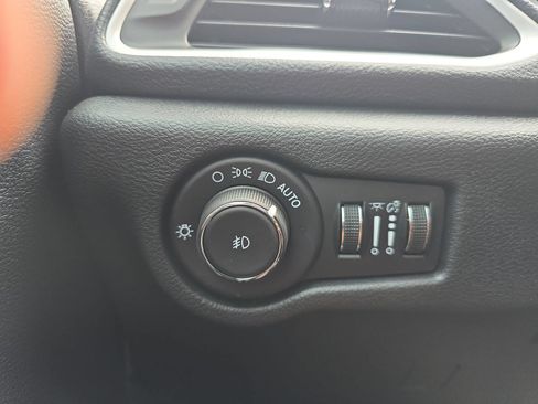 Used 2024 Chrysler Pacifica Touring-L w/ S Appearance Package FWD image 25