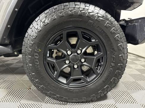 Used 2021 Jeep Gladiator Willys image 10